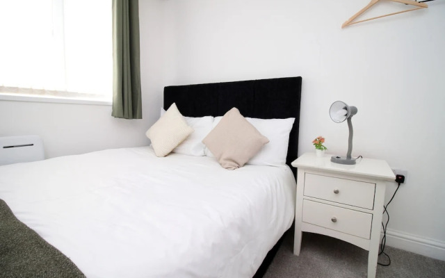Skyline Immaculate 2-bed Apartment in Swansea