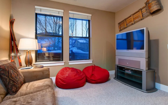 Mountain View Hot Tub Condo by RedAwning