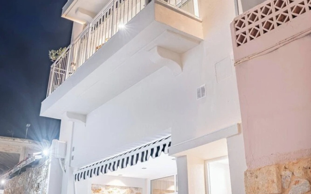 Napoleon Navy Suite 1bd 1ba