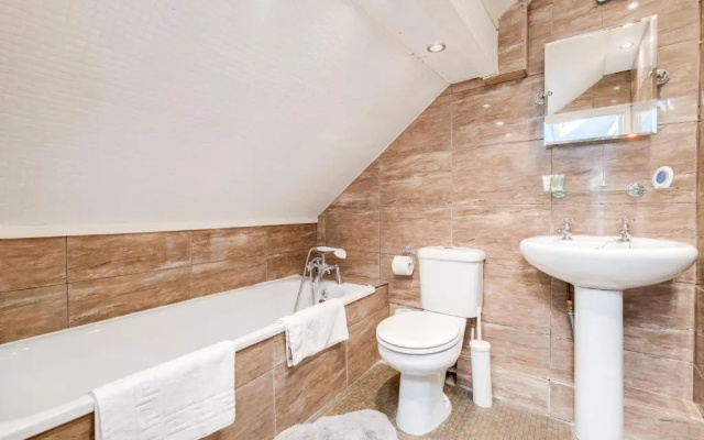Haus Luxury Four Bedroom Townhouse-Edgbaston- Parking- TOP RATED
