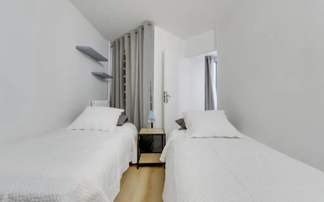 Chic And Spacious Apart with Parking