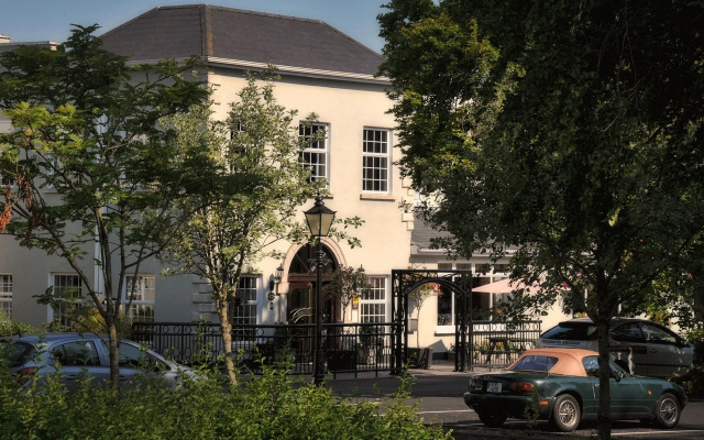 Woodford Dolmen Hotel