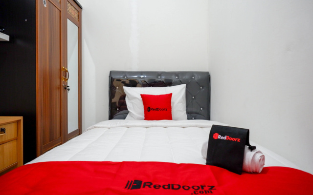 RedDoorz Hostel near Kota Lama Semarang