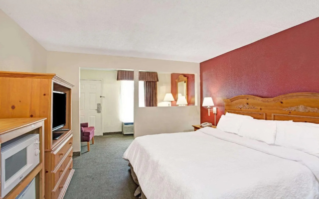 Days Inn & Suites by Wyndham Collierville Germantown Area