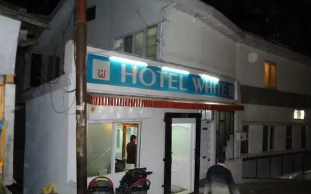 Hotel White