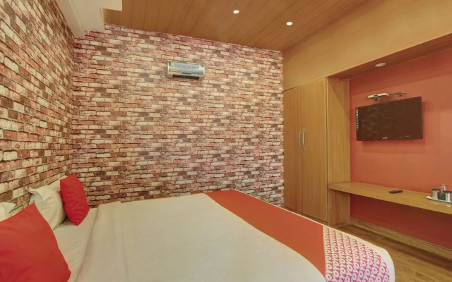 OYO 24825 Hotel Sholas Residency