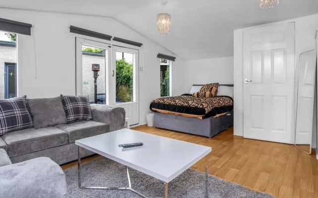 Private Near Royal Infirmary Hospital Airport Free Moet AND Parking Breakfast