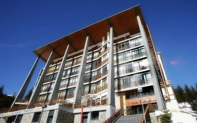 Hotel Edelweiss Candanchu вид на фасад