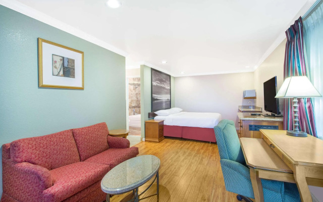 Upper Lake Inn and Suites