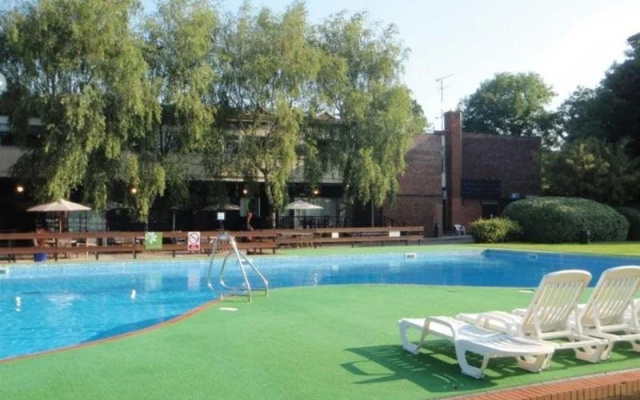 Redwood Hotel Country Club