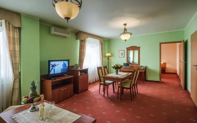 Henlex Hotel