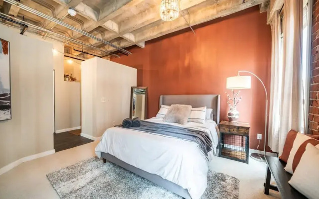Luxury Downtown Phoenix Loft - Pool Gym Laundry