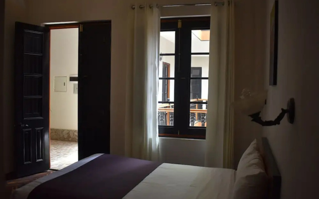 Colonial Plaza Hotel
