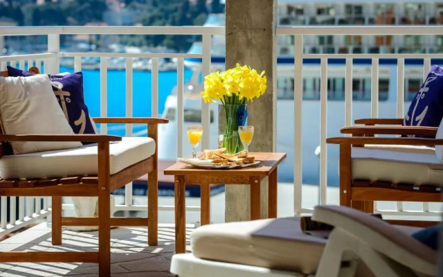 Lorelai Apartments