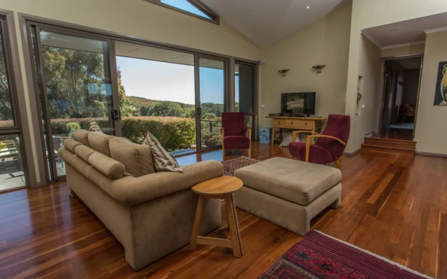 Tura Beachhouse in Dolphin Cove