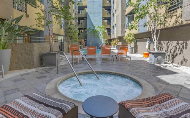 HOLYWOOD HILLS !!! 2BED Studio !!!