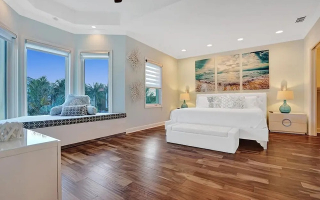 518 Massive Waterfront Home With Pool!