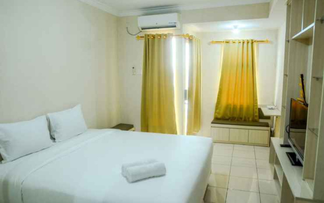 Simple Studio Room at Grand Serpong Apartment By Travelio