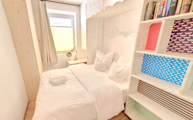 DMG - 'Large, Luxurious Ground Floor' Apartment