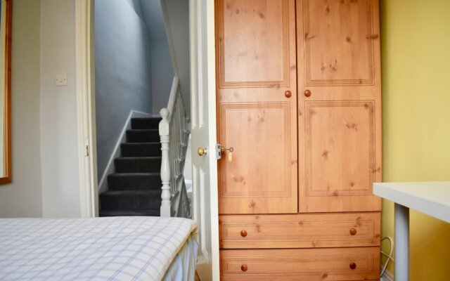 Traditional 4 Bedroom Home in Trendy Ranelagh in Dublin, Ireland from 453$, photos, reviews - zenhotels.com guestroom
