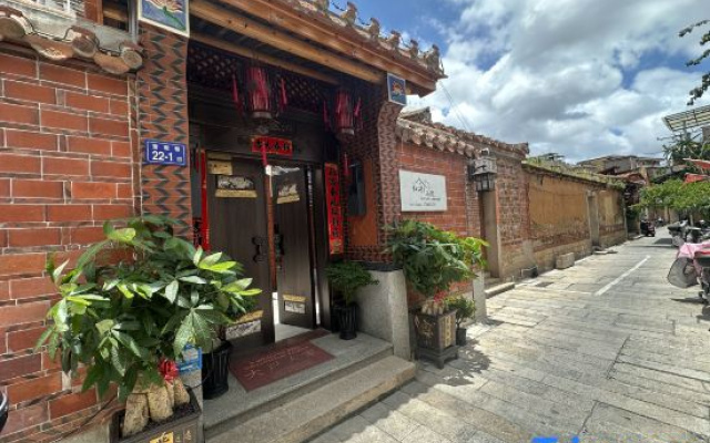 Red Brick Courtyard Homestay