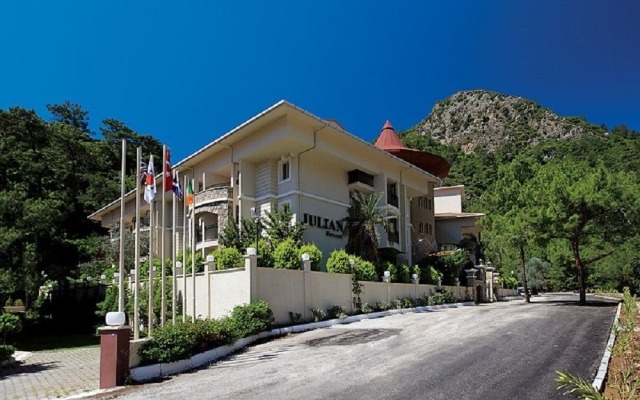 Отель Julian Forest Suites- All Inclusive вид на фасад