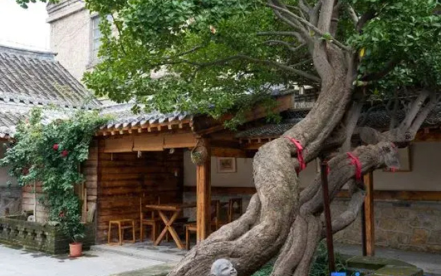 Two Holly Trees Coastal Courtyard Homestay (Yantai Mountain Scenic Area)