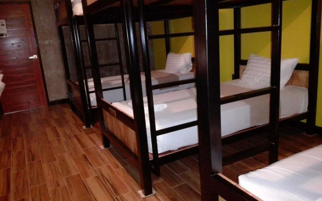 Lanta Chaolay Hostel