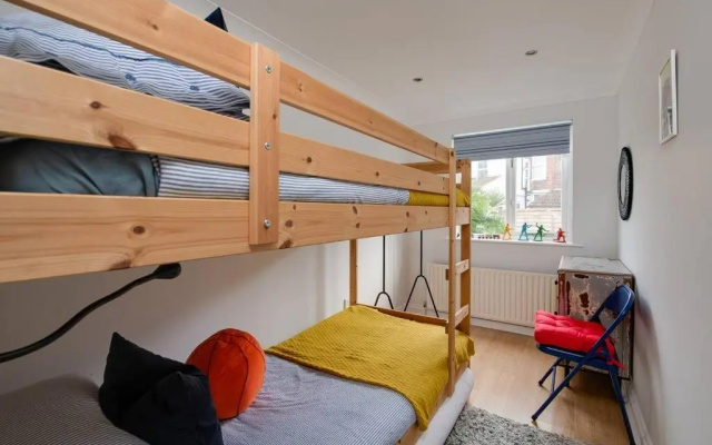 Cosy, nautical 2 bed, 5 mins stroll to Seafront