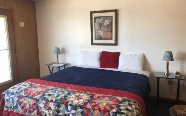 Showboat Motel Restaurant & Bar