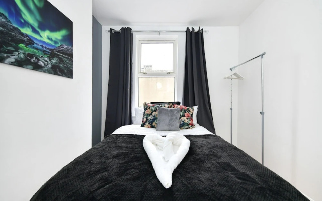 Impeccable 4-bed House With Garden in Brixton