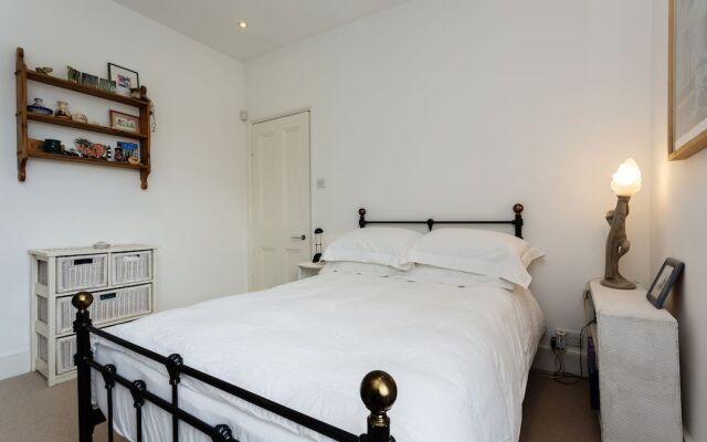 Отель Veeve - Parliament Hill Townhouse Лондон комната для гостей