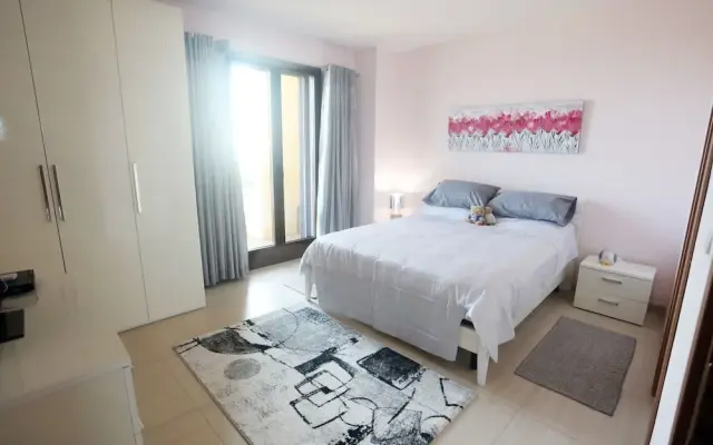 House - Sleeps 4 - Private Patio - Parking