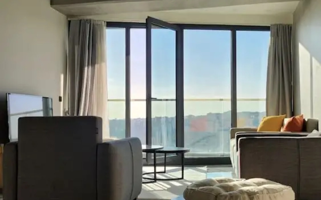 Modern 2Bed Condo in Luxurious Building