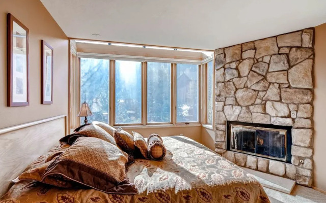 3bdr Condo-master Fireplace, Upgraded Kitchen, Kids Ski Free 3 Bedroom Condo by RedAwning