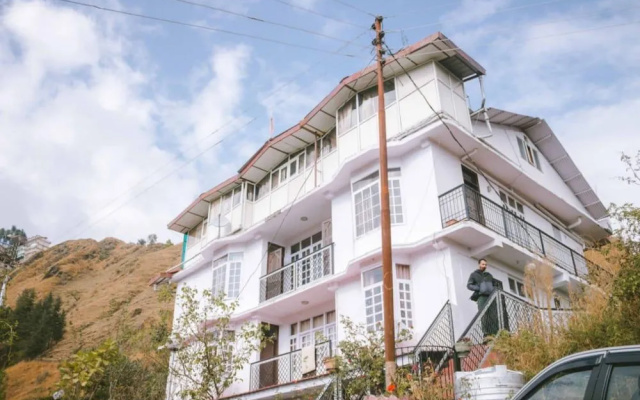 Goroomgo Himalayan Shutra Shimla