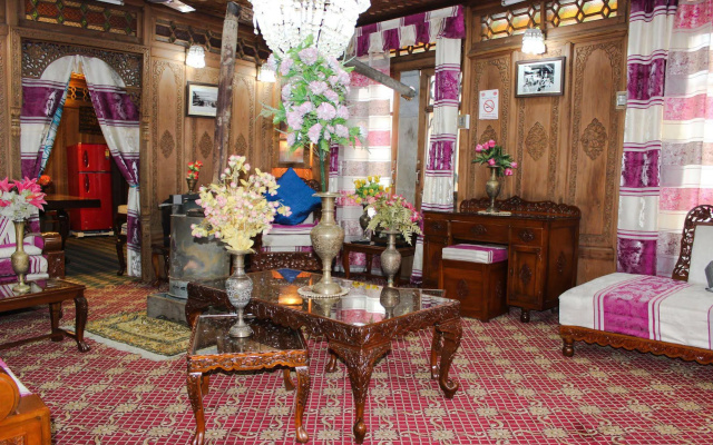 Aziz Palace Group of Houseboats