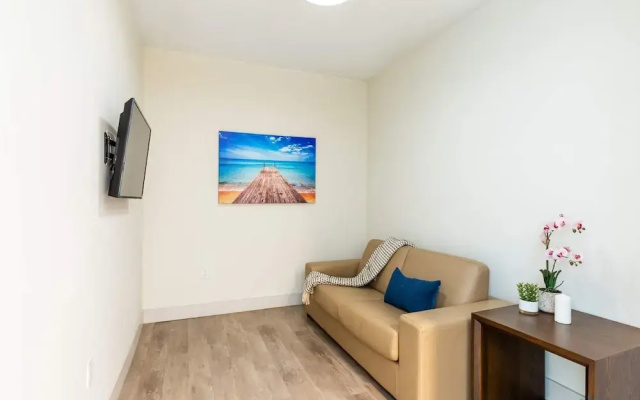 Beautiful Apartment w Rooftop Pool and Amenities