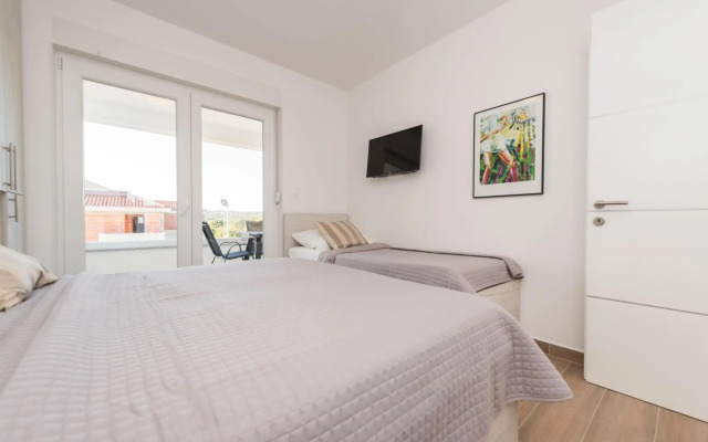 Dino 2 luxury apartment with pool