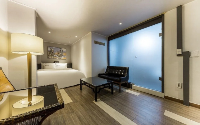 E Plus Hotel