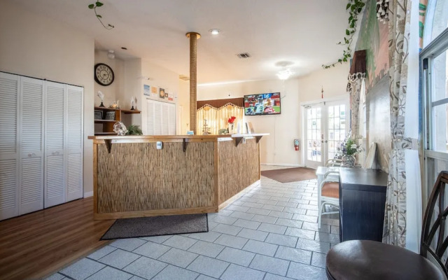 Island Sun Inn & Suites - Historic Venice & Beach Getaway