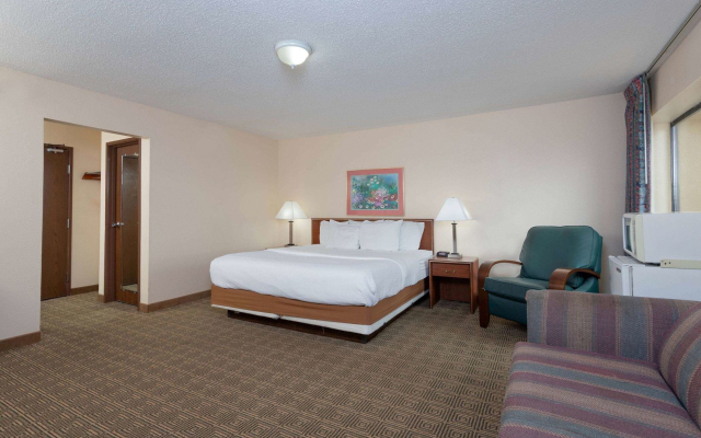 Norwood Inn & Suites by BlissPoint Post Rd Indianapolis