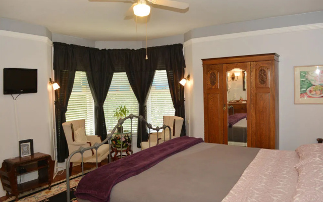Deer Creek Inn