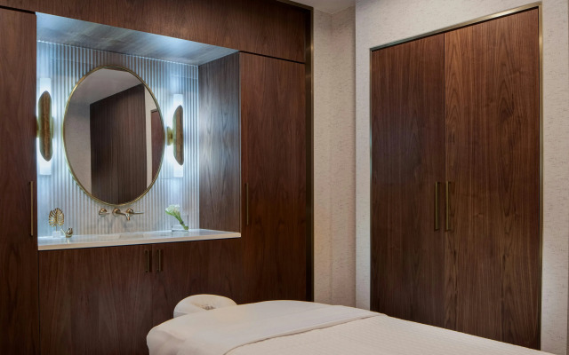 Amway Grand Plaza, Curio Collection by Hilton