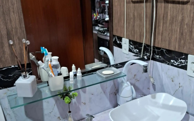 Quarto 02, cama Queen com banheiro compartilhado