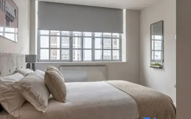The Eyre Suite Six - Farringdon - by Frankie