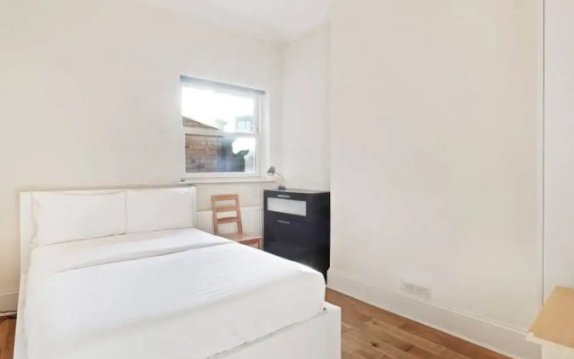 Cosy 2bed Skylight Apt W/patio in Clapham Junction