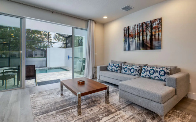 Pleasant Townhome with private pool near Disney