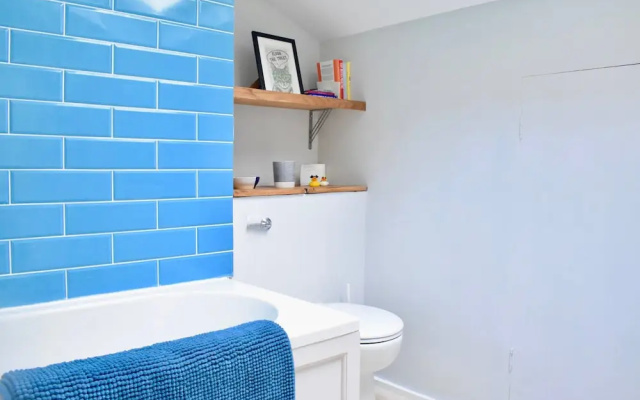 Homely 1 Bedroom Flat in Battersea With Garden