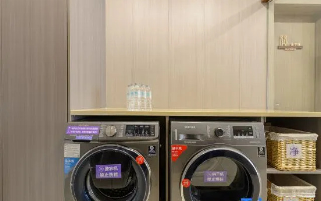 HanTing Premium Hotel (Dalian Renmin Road, Gangwan Square Metro Station)